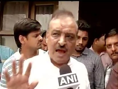 Uproar on tomer issue in Delhi Assembly,BJP MLA marshalled out.