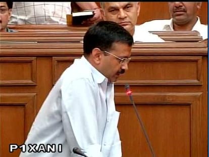 Uproar on tomer issue in Delhi Assembly,BJP MLA marshalled out.