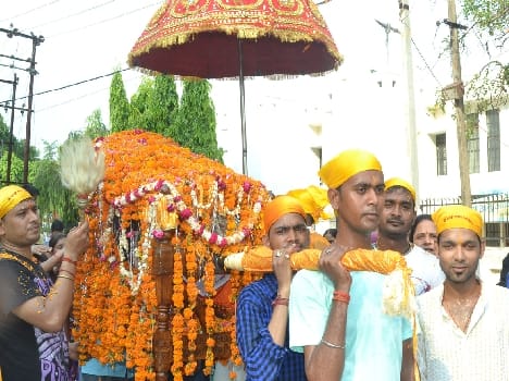 Out of fanfare Sai sedan Travel