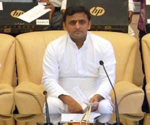 Akhilesh Yadav honours students in Lucknow.