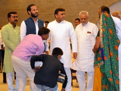 Akhilesh Yadav honours students in Lucknow.