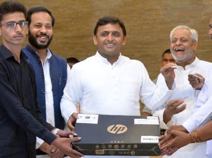 Akhilesh Yadav honours students in Lucknow.