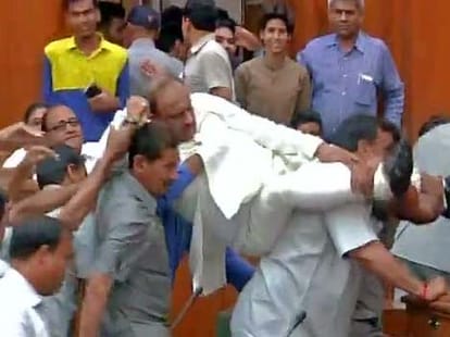  BJP mla's thrown out of vidhansabha in delhi