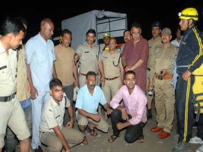tourists stuck in flood at guchhupani dehradun.