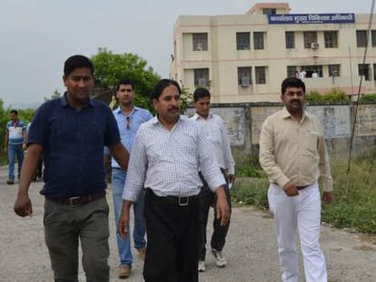 vigilance team arrested clerk with bribe.