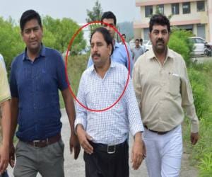 vigilance team arrested clerk with bribe.