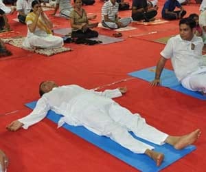 railway minister suresh prabhu fall asleep while doing yoga