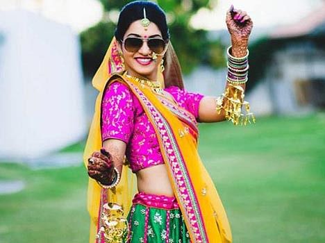10 must have solo poses for indian brides in their wedding lehenga