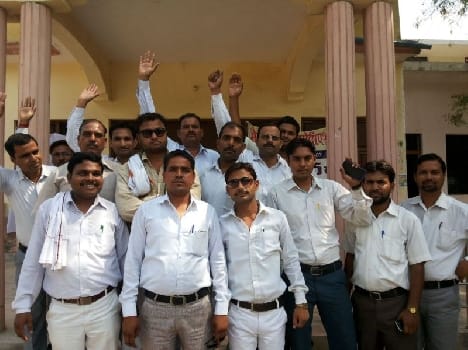 Agra desist from acts lawyers protest