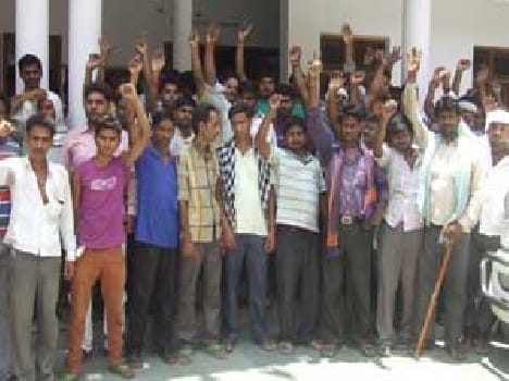 Auto drivers protest over police harrasent