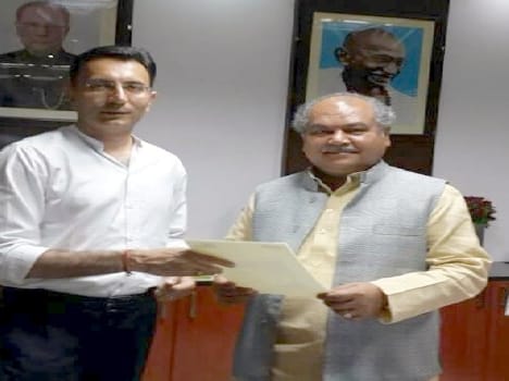 Jitin of the steel plant started calling for