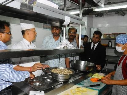 17 food sample found fault in restuarents of delhi ncr