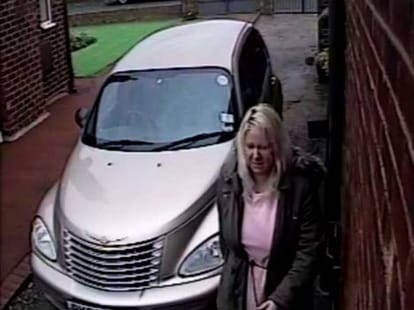 she does't like the colur of there neighbour's bunglow