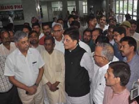 Preparing each side, the center ranks ministers and officials