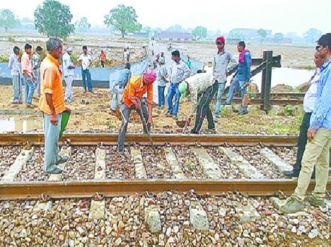 rail line drown oneself in etmadpur
