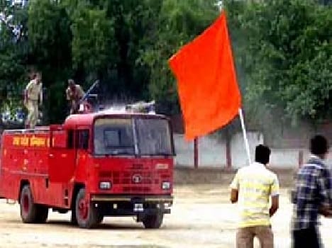 ' Rowdy ' in the hands of the police handed over the saffron flag