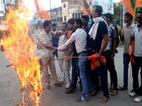 Mokdril saffron flags on using Bifre BJP