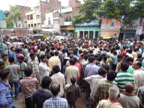 Embittered by the death of the woman batons at crowds