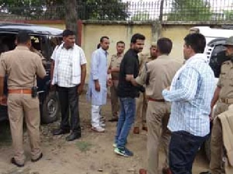  Cash, ten arrested with gun