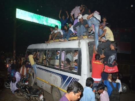 large no of people in goverdhan parikrama marg
