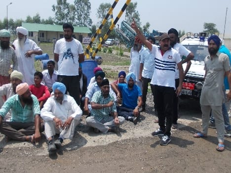 The car stopped at the curb SDM drain cleaning job