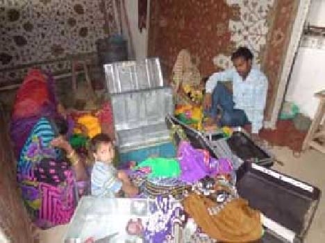 Weaver 's house two lakh theft