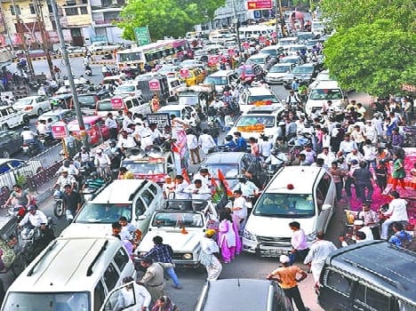 traffic jam due to welcome parade of samajwadi party