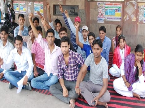 students  resume picketing for Scholarship 