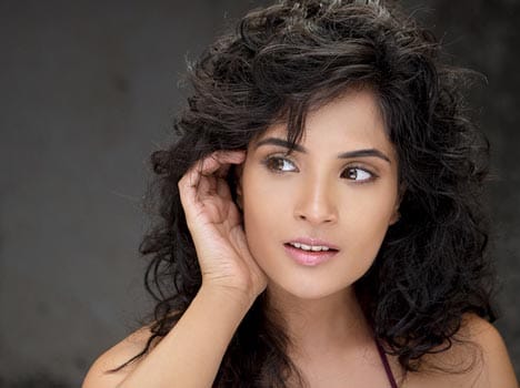Richa Chadda`s car breaks down in rain, walks 1.5 kms to her sets