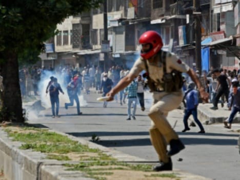 restrictions like curfew in srinagar 