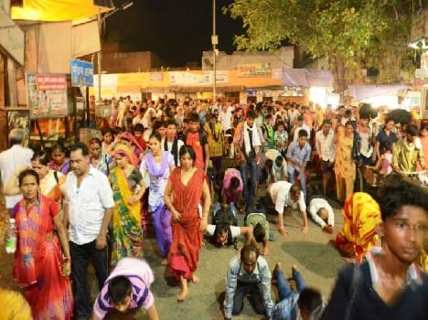 large no of people in goverdhan parikrama marg