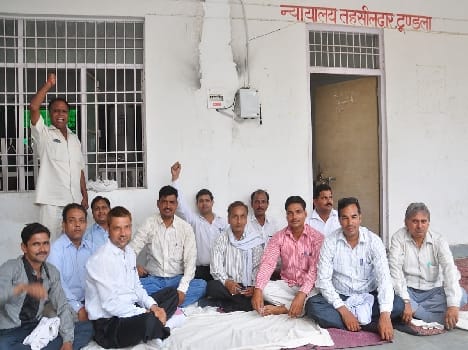 Advocates encompass at Tahasildar Court