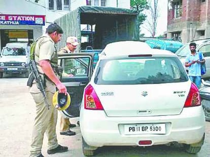 youth fought with policemen shot him