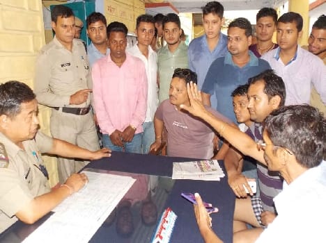 Hawkers selling cheap saris caught