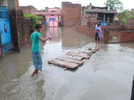 crevices filled in water, such as Lake at a roads