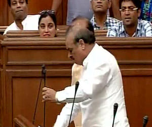 Uproar in delhi vidhansabha