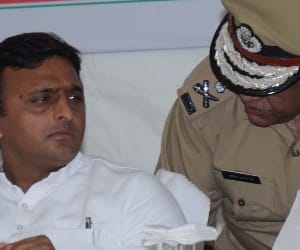 akhilesh yadav encourages uttar pradesh police
