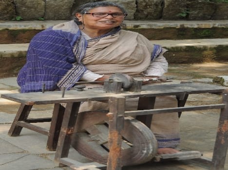 Social worker sister Shobha are popular.