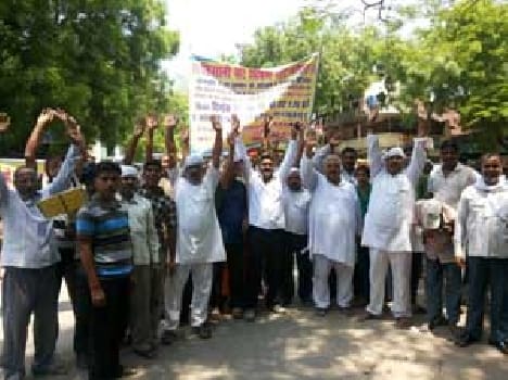 Over the demand of the villagers compensation demonstration, Jam