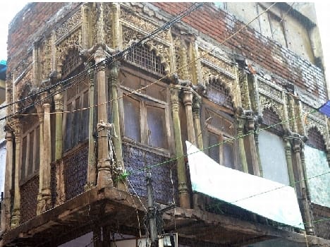 In rainy and shabby buildings threatened by Girasu