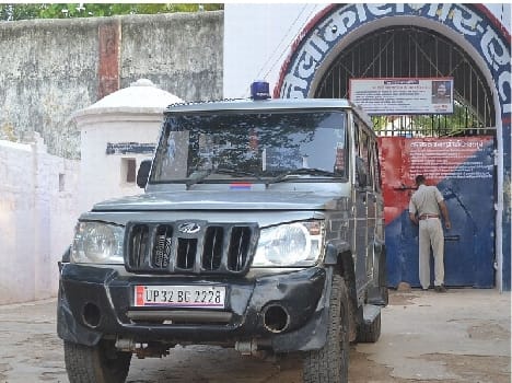 Extortion of the soldiers accused him of prison officers