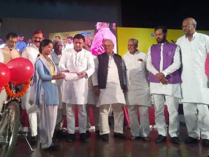akhilesh yadav honoured talented students