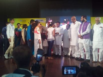akhilesh yadav honoured talented students