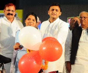 akhilesh yadav honoured talented students