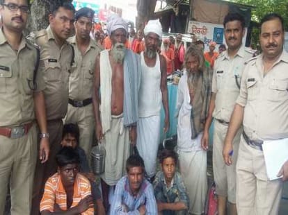 seven people stranded in river ganga.