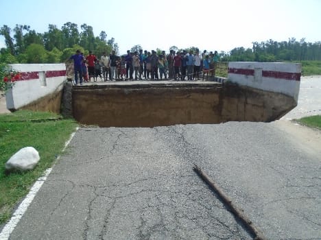 Nvlpur road near the flood cut, cut off