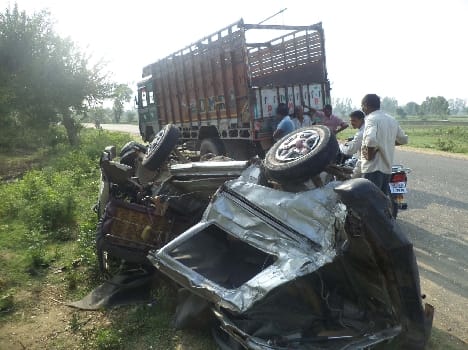 The truck hit the van Took the father - son injured