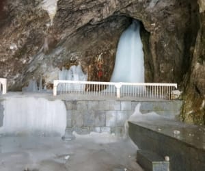 amarnath pilgrims moved to cave from jammu