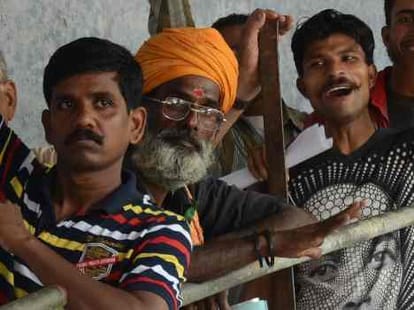 locals theft amarnath pilgrims in jammu base camp