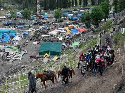 two more amarnath yatris die on their way to holy cave shrine